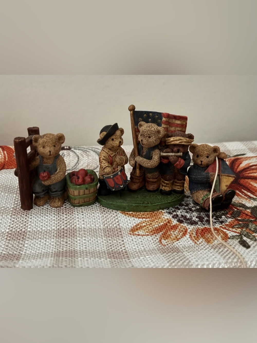 Hand-Painted Figurine Set of 7 holiday bears - Picture 6 of 7
